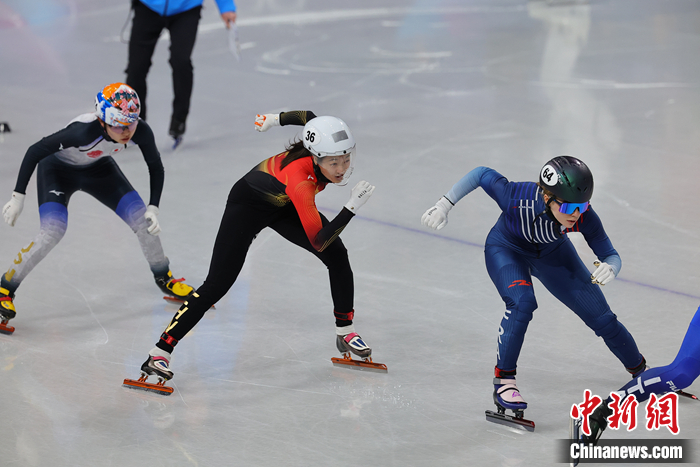 王欣然因被裁判认定违规被取消晋级,女子500米