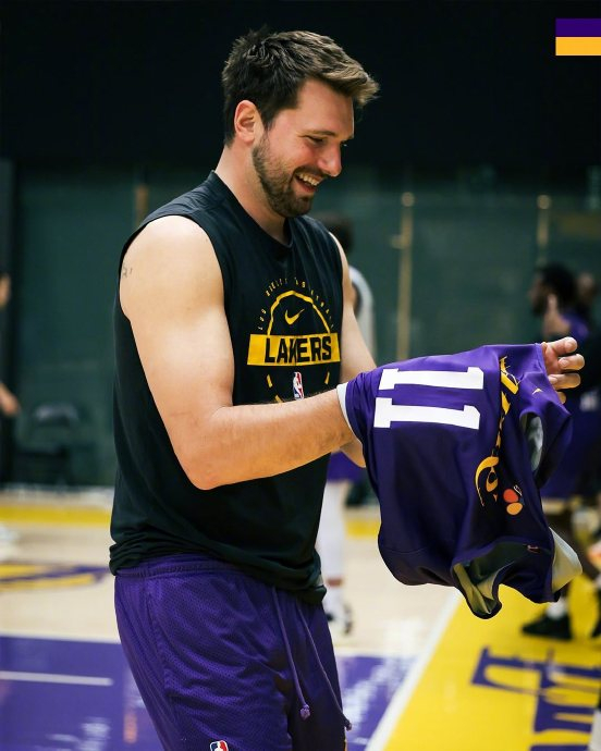 湖人球员训练场互换球衣彰显团队凝聚力