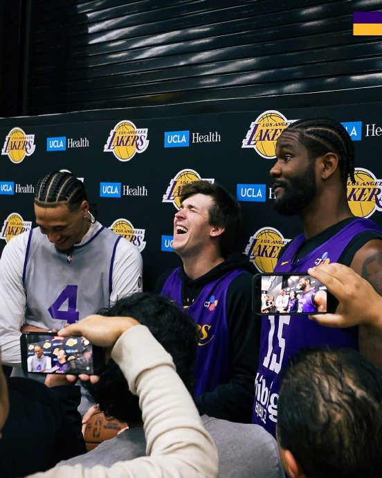 湖人球员训练场互换球衣彰显团队凝聚力