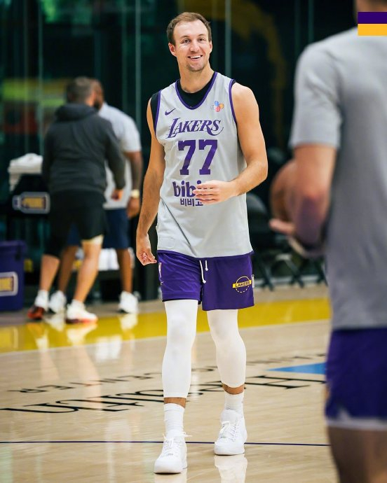 湖人球员训练场互换球衣彰显团队凝聚力