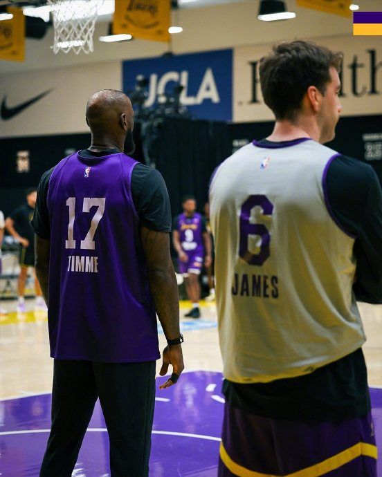 湖人球员训练场互换球衣彰显团队凝聚力