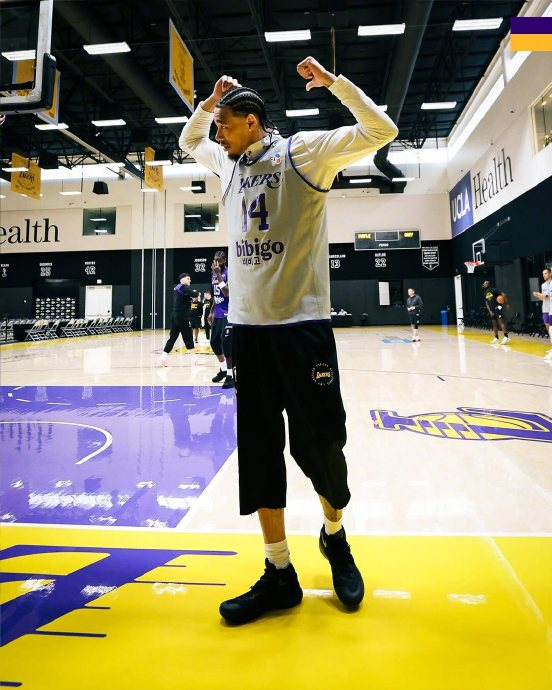 湖人球员训练场互换球衣彰显团队凝聚力