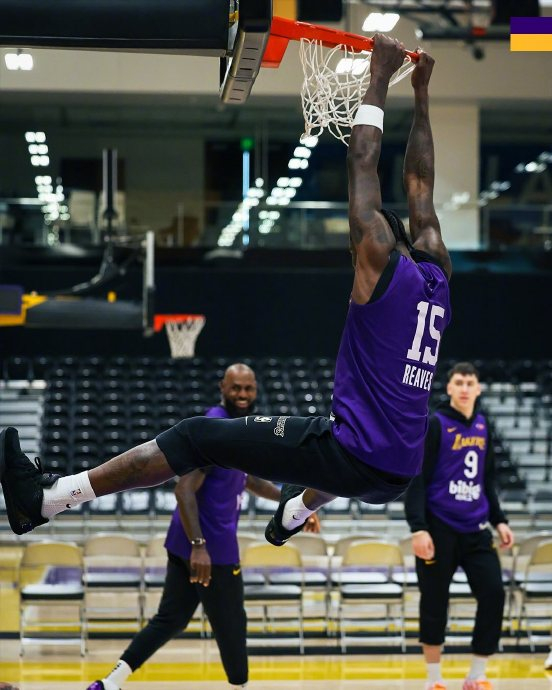 湖人球员训练场互换球衣彰显团队凝聚力