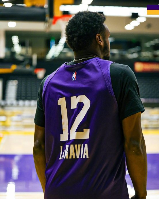 湖人球员训练场互换球衣彰显团队凝聚力