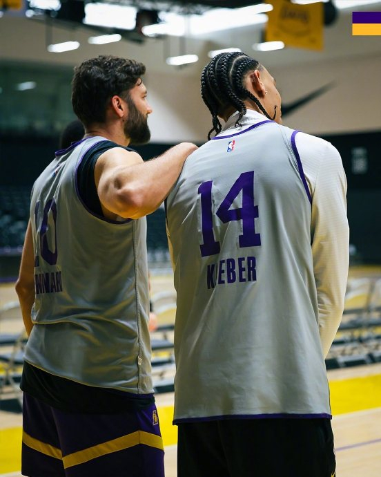 湖人球员训练场互换球衣彰显团队凝聚力