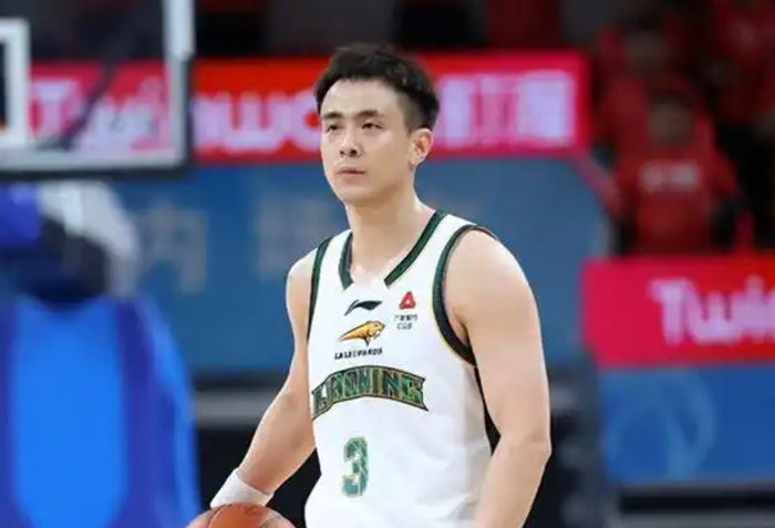 赵继伟莫兰德亲密互动引热议，辽宁男篮双核联