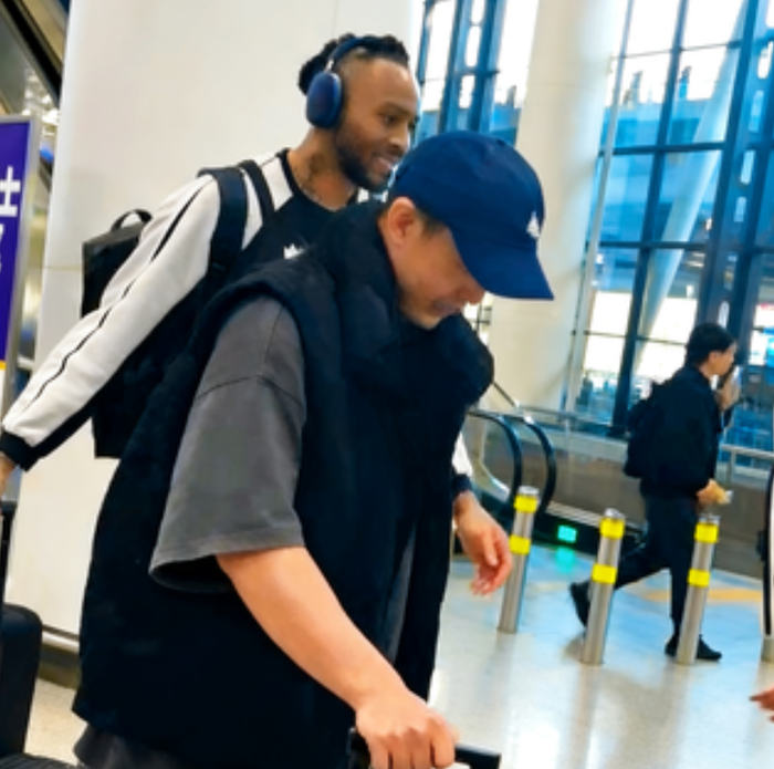 赵继伟莫兰德亲密互动引热议，辽宁男篮双核联