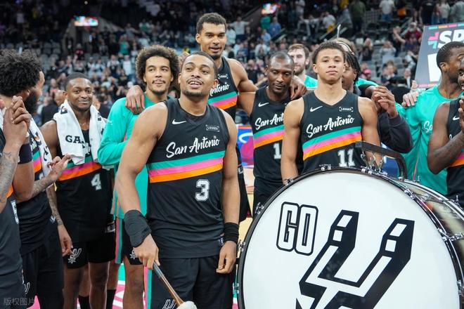 湖人雷霆3-0横扫，季后赛首轮格局分化明显